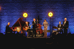 CHRIS HOPKINS´ Swinging Christmas - mit Engelbert Wrobel´s Swing Society feat. Shaunette Hildabrand