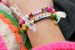 Perlen, Charms und Smileys: Gestalten Sie Gute-Laune-Armbänder