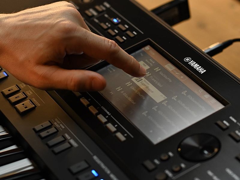 Operating the touch screen of the Yamaha Arranger Workstation PSR-SX720